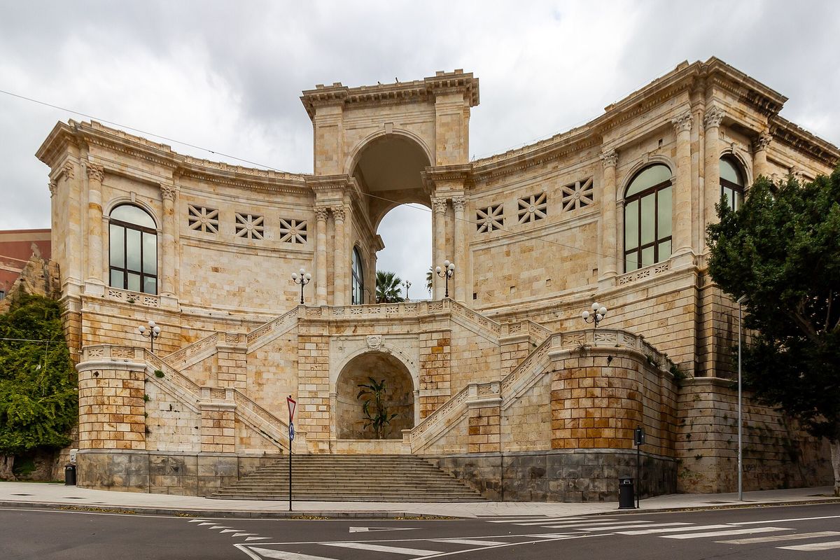 Cagliari: the Via Roma arcades face the cruise berths